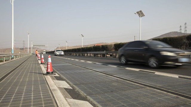 Đường cao tốc thông minh cho phép sạc xe điện ngay khi đang vận hành - Ảnh 3.