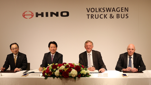 Toyota bắt tay đối thủ Volkswagen để sản xuất xe tải - Ảnh 1.