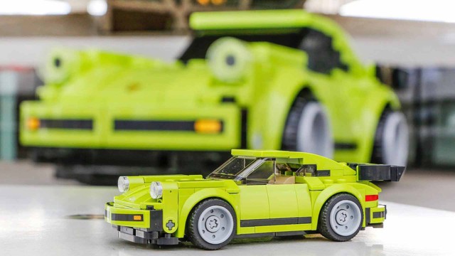 Porsche lắp ráp 911 bằng lego khổng lồ - Ảnh 2.