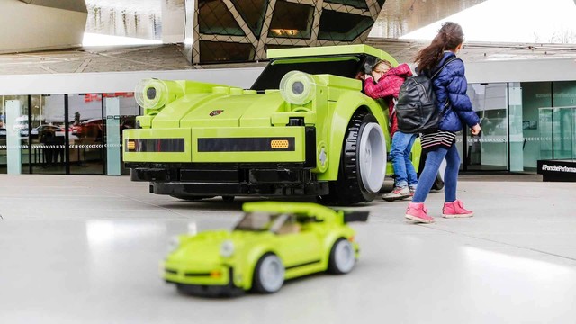Porsche lắp ráp 911 bằng lego khổng lồ - Ảnh 3.