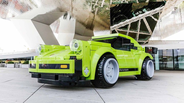 Porsche lắp ráp 911 bằng lego khổng lồ - Ảnh 1.