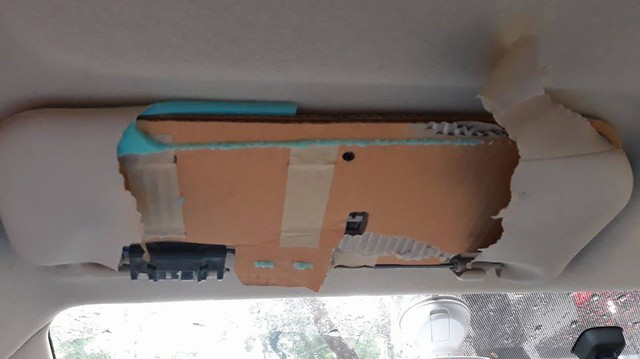 Toyota bị người dùng tố làm tấm chắn nắng từ bìa cứng carton kém chất lượng