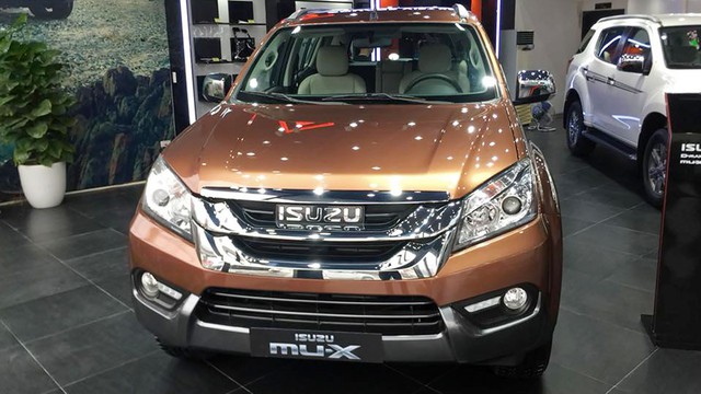 Trong khi Toyota Fortuner cháy hàng, Isuzu mu-X vẫn được thanh lý giá rẻ để xả hàng tồn kho… 2 năm