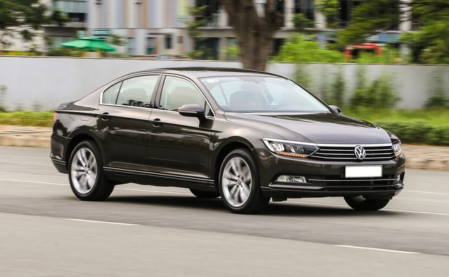 Volkswagen Passat giảm giá gần 90 triệu đồng, đấu Toyota Camry - Ảnh 1.