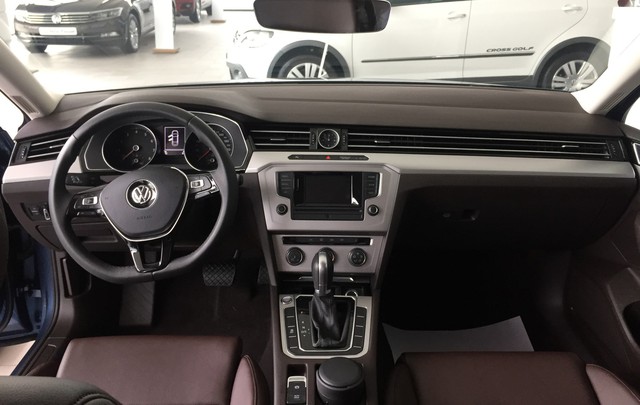 Volkswagen Passat giảm giá gần 90 triệu đồng, đấu Toyota Camry - Ảnh 2.