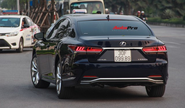 Sedan hạng sang Lexus LS500h 2018 hơn 8,3 tỷ đồng trên phố Hà Nội - Ảnh 4. Sedan hạng sang Lexus LS500h 2018 hơn 8,3 tỷ đồng trên phố Hà Nội - Ảnh 4.