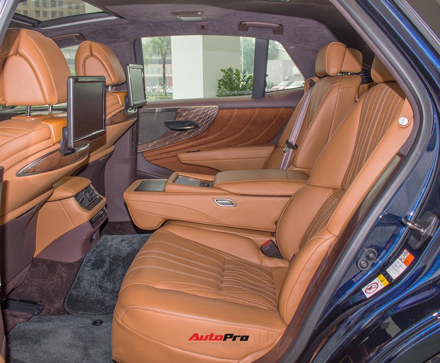 Sedan hạng sang Lexus LS500h 2018 hơn 8,3 tỷ đồng trên phố Hà Nội - Ảnh 8. Sedan hạng sang Lexus LS500h 2018 hơn 8,3 tỷ đồng trên phố Hà Nội - Ảnh 8.