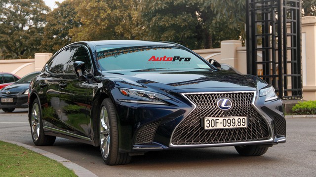 Sedan hạng sang Lexus LS500h 2018 hơn 8,3 tỷ đồng trên phố Hà Nội