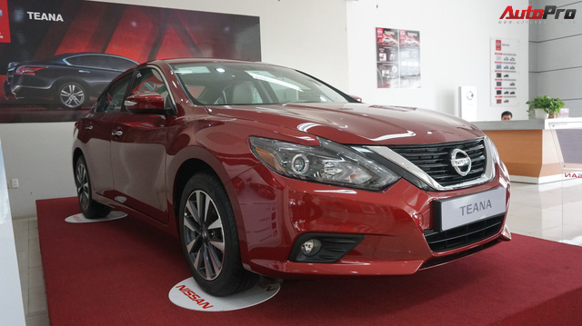 Cạnh tranh Toyota Camry, Nissan Teana nhập khẩu giảm giá gần 300 triệu đồng chỉ sau 3 tháng