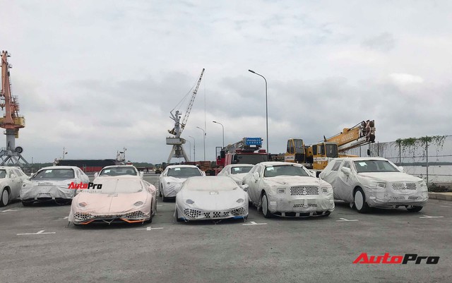 12 xe Bentley, Lamborghini chính hãng nằm ngoài trời tại cảng Hải Phòng chờ thông quan - Ảnh 4.