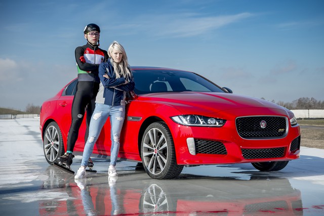 Jaguar XE 300 Sport ra mắt bằng màn chạy đua trên băng - Ảnh 4. Jaguar XE 300 Sport ra mắt bằng màn chạy đua trên băng - Ảnh 4.