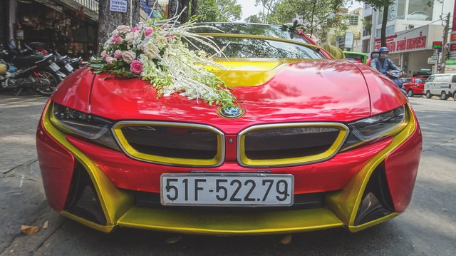 Xe hoa BMW i8 dán decal phong cách Iron Man tại Sài Gòn