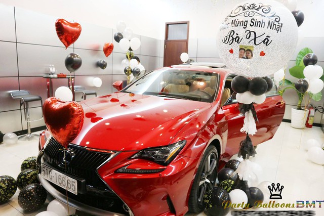 Chồng tặng vợ Lexus RC 200T hàng hiếm, trang trí ngập bóng bay nhân ngày sinh nhật - Ảnh 3.