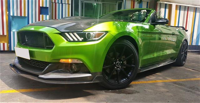 Ford Mustang mui trần độ khủng được bán lại với giá 2,35 tỷ đồng - Ảnh 1.