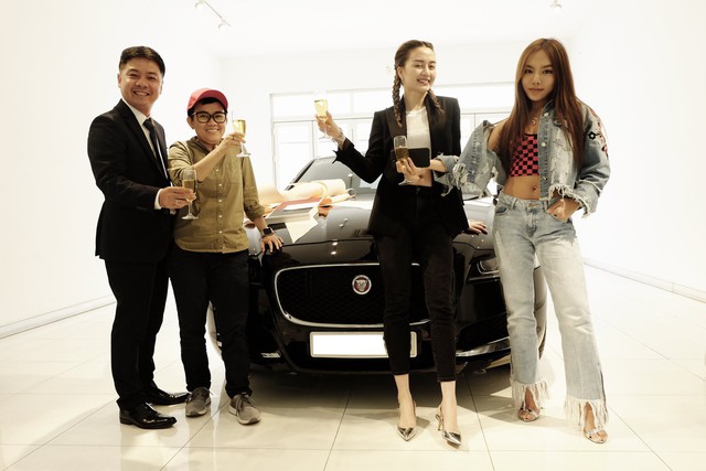 Thiều Bảo Trang, Phương Uyên tậu Jaguar XF hơn 3 tỷ đồng - Ảnh 1.