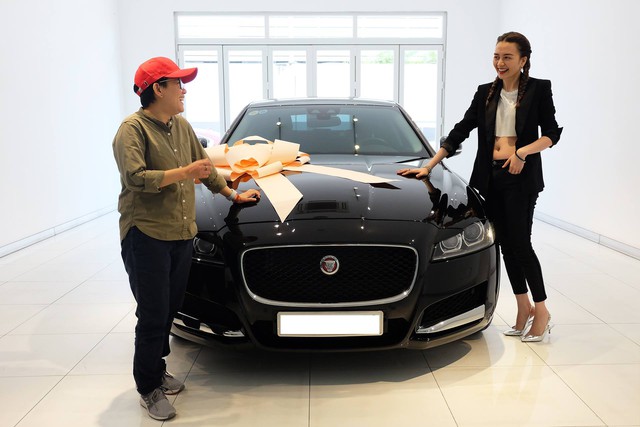 Thiều Bảo Trang, Phương Uyên tậu Jaguar XF hơn 3 tỷ đồng - Ảnh 4.