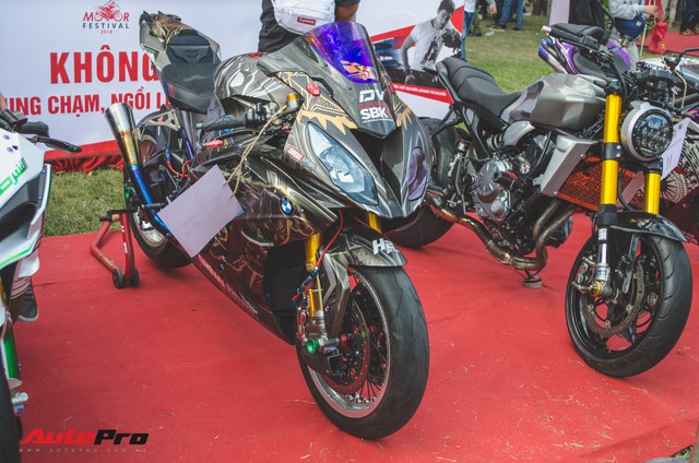 Biker Tiền Giang khoác áo Black Panther cho BMW S1000RR  - Ảnh 1.