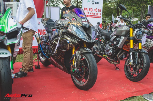 Biker Tiền Giang khoác áo Black Panther cho BMW S1000RR  - Ảnh 2.