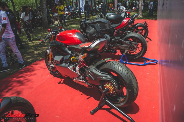 Tay chơi Việt biến Ducati Panigale 1199 S Tricolore hàng hiếm thành cafe racer kiểu hiện đại - Ảnh 1. Tay chơi Việt biến Ducati Panigale 1199 S Tricolore hàng hiếm thành cafe racer kiểu hiện đại - Ảnh 1.