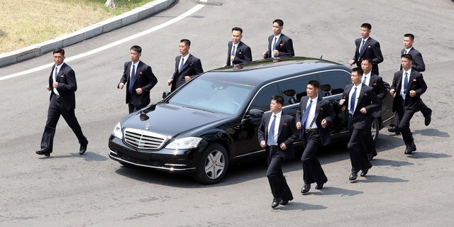 12 cận vệ chạy bộ bảo vệ limousine triệu đô của lãnh đạo Triều Tiên Kim Jong Un - Ảnh 1.