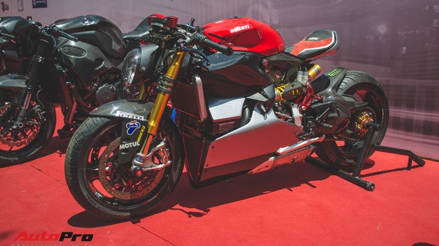 Tay chơi Việt biến Ducati Panigale 1199 S Tricolore hàng hiếm thành cafe racer kiểu hiện đại