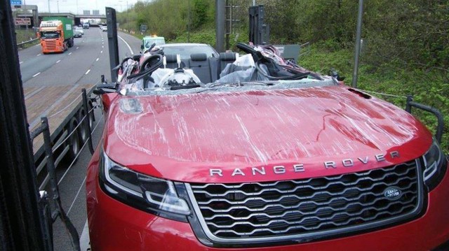 Tài xế này cho Land Rover thấy Range Rover Velar mui trần sẽ như thế nào
