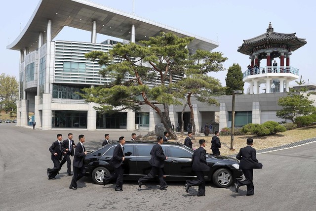 Khám phá bộ đôi Mercedes-Benz bọc thép của lãnh đạo Triều Tiên và tổng thống Hàn Quốc - Ảnh 2.