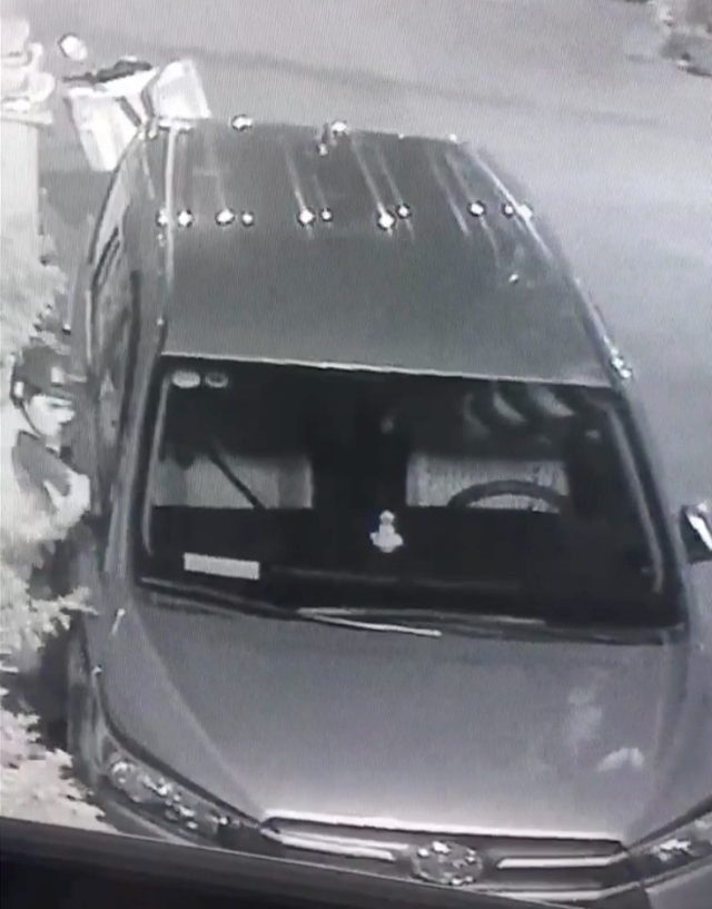 Clip: Thanh niên trộm gương ô tô còn mang theo thùng xốp để đựng cho nhiều - Ảnh 1.