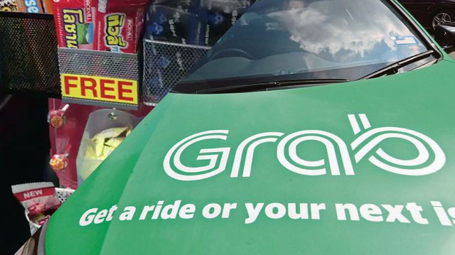Tài xế Grab mở quầy tạp hoá trong xe Toyota Yaris, phát miễn phí từ bánh, kẹo đến bao cao su