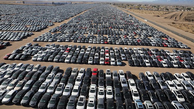 Cận cảnh nghĩa địa khổng lồ toàn xe lỗi của Volkswagen