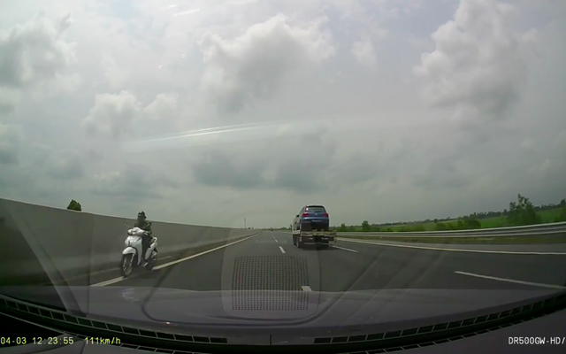 Ninja xe máy liều mạng chạy ngược chiều trên cao tốc Hà Nội - Hải Phòng - Ảnh 1.