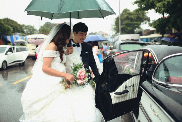  Hà Nội: Màn rước dâu bằng dàn xế cổ dưới trời mưa khiến bao người trầm trồ - Ảnh 1.
