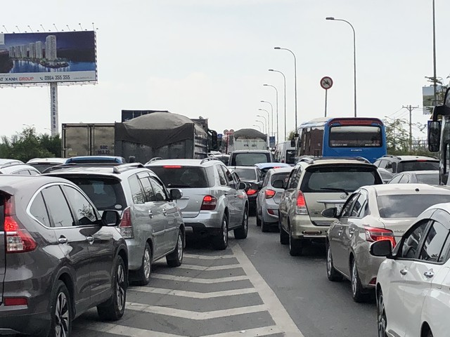 Hàng nghìn ô tô chôn chân từ sáng đến trưa trên cao tốc TP. HCM - Long Thành sau 2 vụ tai nạn liên tiếp - Ảnh 1.
