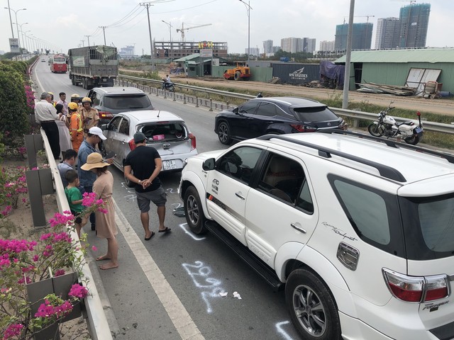 Hàng nghìn ô tô chôn chân từ sáng đến trưa trên cao tốc TP. HCM - Long Thành sau 2 vụ tai nạn liên tiếp - Ảnh 2.