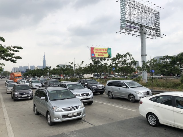 Hàng nghìn ô tô chôn chân từ sáng đến trưa trên cao tốc TP. HCM - Long Thành sau 2 vụ tai nạn liên tiếp - Ảnh 6.