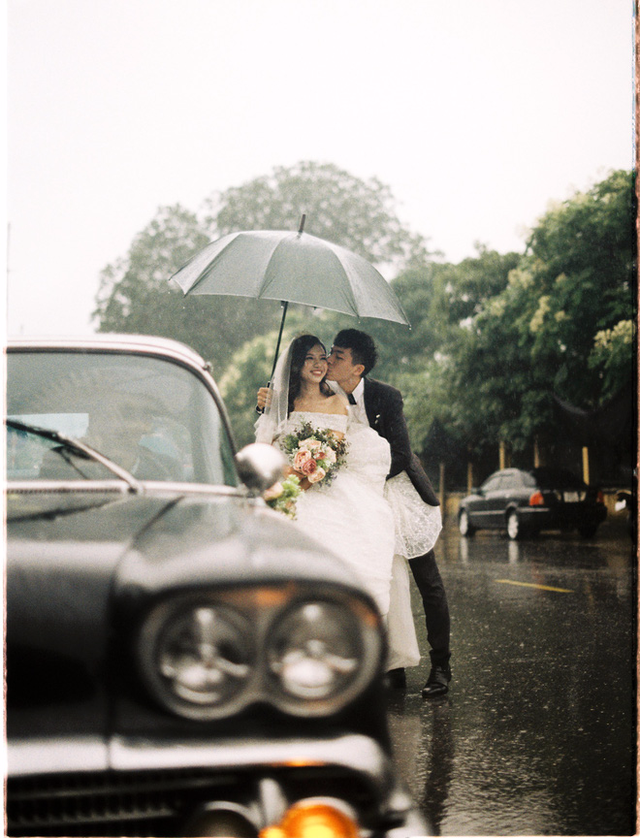  Hà Nội: Màn rước dâu bằng dàn xế cổ dưới trời mưa khiến bao người trầm trồ - Ảnh 10.
