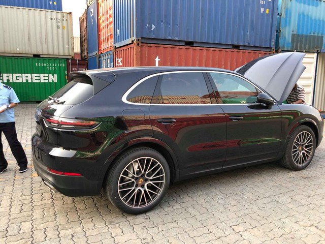 Porsche Cayenne S 2018 không chính hãng đầu tiên về Việt Nam - Ảnh 2. Porsche Cayenne S 2018 không chính hãng đầu tiên về Việt Nam - Ảnh 2.