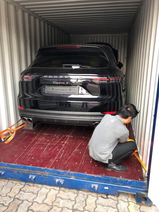 Porsche Cayenne S 2018 không chính hãng đầu tiên về Việt Nam - Ảnh 6.