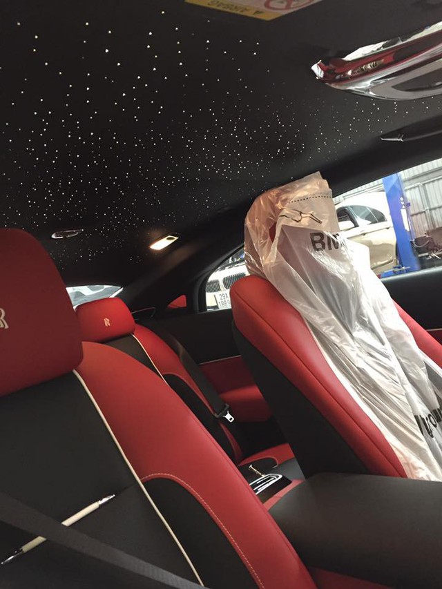 Siêu phẩm Rolls-Royce Wraith Black Badge thứ 2 về Việt Nam - Ảnh 3. Siêu phẩm Rolls-Royce Wraith Black Badge thứ 2 về Việt Nam - Ảnh 3.