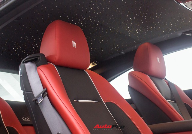 Bên trong Rolls-Royce Wraith Black Badge thứ 2 tại Việt Nam có gì? - Ảnh 10. Bên trong Rolls-Royce Wraith Black Badge thứ 2 tại Việt Nam có gì? - Ảnh 10.