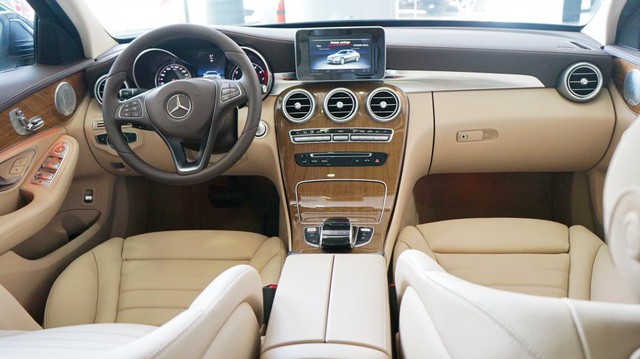 Cạnh tranh BMW 3-Series của THACO phân phối, Mercedes-Benz C-Class thêm nâng cấp, giá không đổi