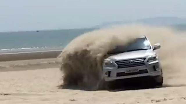 Đại gia Quảng Ninh drift Lexus LX570 trên bãi biển như dân chơi Dubai