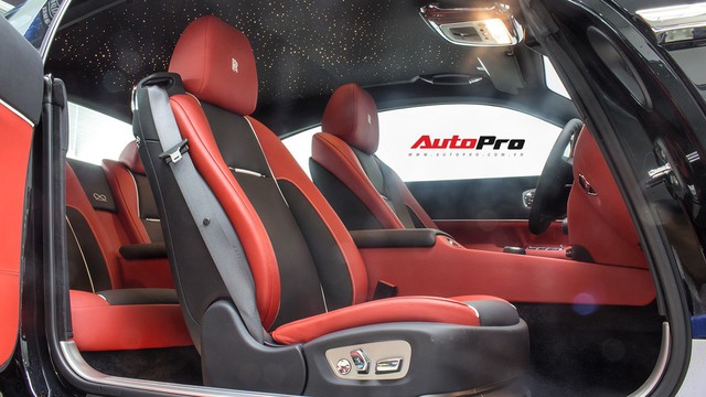 Bên trong Rolls-Royce Wraith Black Badge thứ 2 tại Việt Nam có gì?