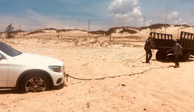 Công nông kéo Mercedes-Benz GLC 250 sa chân dưới đồi cát và lời khuyên của các chuyên gia - Ảnh 4. Công nông kéo Mercedes-Benz GLC 250 sa chân dưới đồi cát và lời khuyên của các chuyên gia - Ảnh 4.