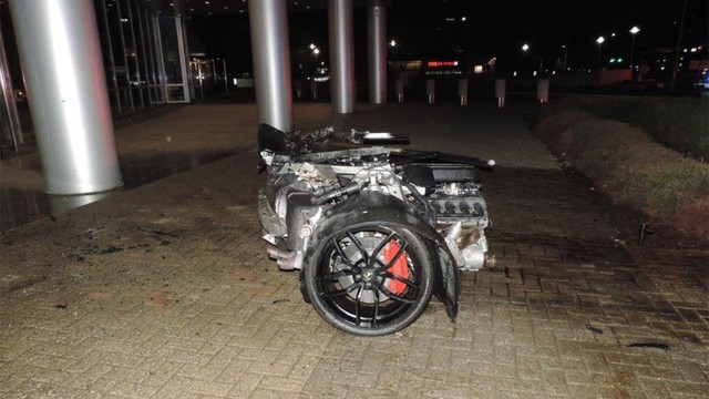 Lamborghini Huracan bị xẻ làm đôi sau va chạm với cột đèn đường - Ảnh 1.