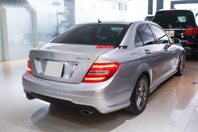 Mercedes-Benz C300 AMG 2010 đi hơn 100.000km rao bán lại giá gần 700 triệu đồng - Ảnh 2. Mercedes-Benz C300 AMG 2010 đi hơn 100.000km rao bán lại giá gần 700 triệu đồng - Ảnh 2.