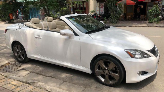 Đi hơn 8 năm, mui trần hạng sang Lexus IS250c mất nửa giá tại Hà Nội