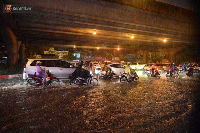 Mưa lớn kéo dài khiến đường phố Hà Nội hóa thành sông, nhiều người khốn đốn vì xe chết máy - Ảnh 1.