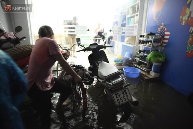 Mưa lớn kéo dài khiến đường phố Hà Nội hóa thành sông, nhiều người khốn đốn vì xe chết máy - Ảnh 11.