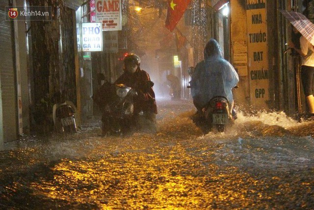 Mưa lớn kéo dài khiến đường phố Hà Nội hóa thành sông, nhiều người khốn đốn vì xe chết máy - Ảnh 13.